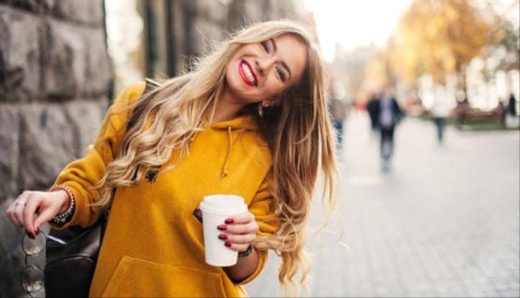 ليس حزناً ولا اكتئاباً.. 7 أسباب نفسية تجعل البعض يكتفون بالابتسام بدلاً من الضحك