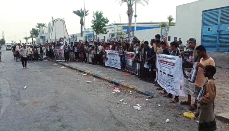 وقفة احتجاجية حاشدة بالعاصمة عدن للمطالبة بالقصاص من قتلة الشهيد ..
