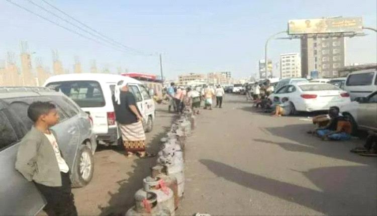 معاناة متزايدة في عدن بسبب نقص الغاز
