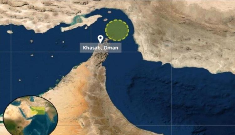 إصابة ناقلة في مضيق هرمز بقذيفة مجهولة المصدر