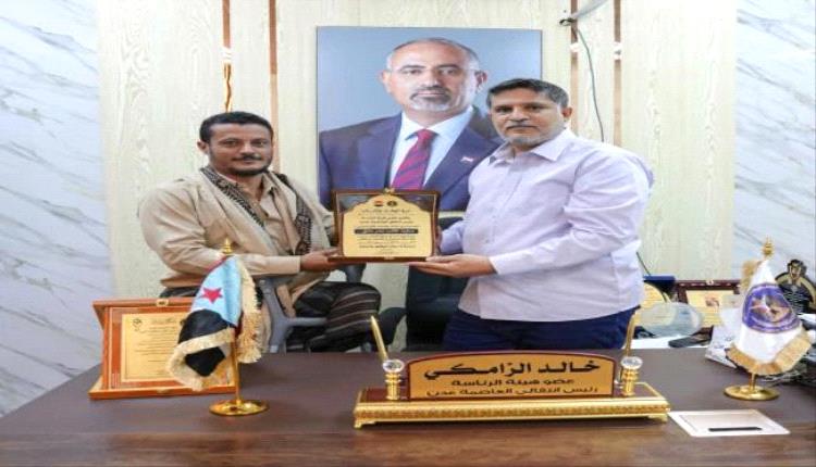 الزامكي يكرّم المناضل "أبو ردفان القطيبي" بدرع الوفاء
