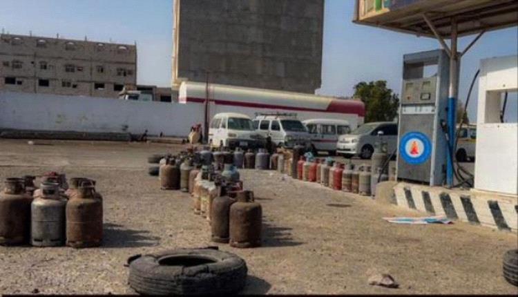 أزمة الغاز تشل حركة النقل وتضاعف معاناة السكان في عدن