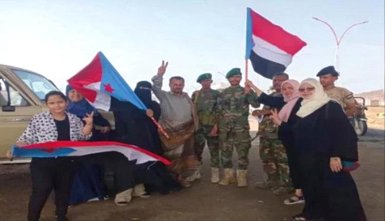 انتقالي عدن يطلق حملة لتوزيع أعلام الجنوب بالنقاط الأمنية والعسكرية
