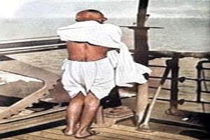 قبل ( 95 عام ) _ شراع الحرية في ثغر عدن : يوم أشرقت شمس غاندي على رصيف التواهي.