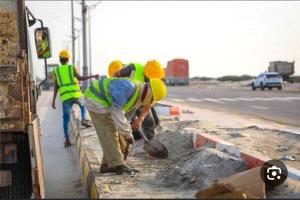 بتوجيهات المحافظ عبدالرحمن شيخ.. تدشين مبادرة لإزالة الأتربة والرمال من طريق ساحل أبين ورفع الشاحنات المتوقفة بخط كالتكس - البريقة