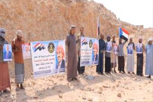 أهالي حجر الصيعر ينظمون وقفة احتجاجية رفضاً للوصاية الخارجية
