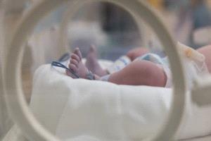 رحلت قبل أن تحتضنهما.. أطباء ينقذون توأماً من رحم أم متوفاة