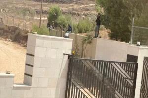 بعد قصرة.. مستوطنون يحاصرون فلسطينيين في المغير برام الله