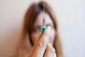 موضة صحية تقلق العلماء.. رصد أخطاء خطيرة عند حقن الببتيدات في المنزل
