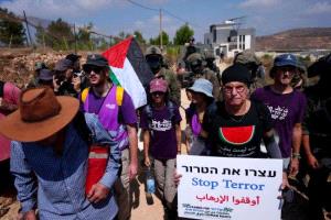 متضامنون يحاولون كسر حصار المستوطنين عن 3 منازل فلسطينية في قصرة
