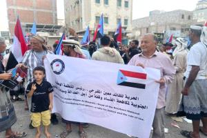 أحرار العاصمة عدن يحتشدون أمام سجن المنصورة المركزي تضامناً مع البطل معين المقرحي
