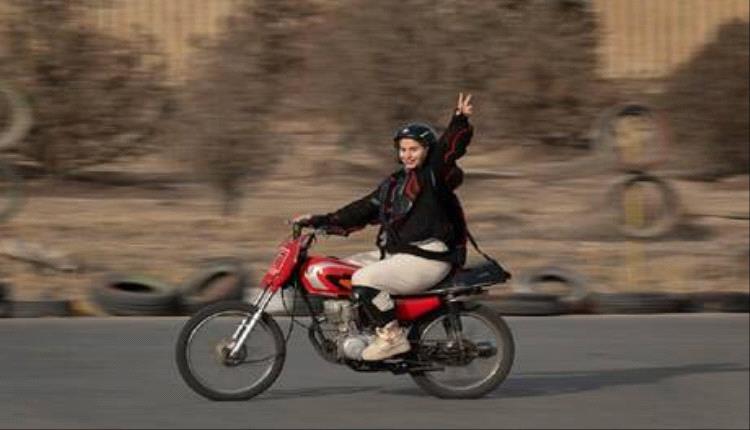 المرأة الإيرانية تقود التغيير.. رخص لقيادة الدراجات النارية والسكوتر  