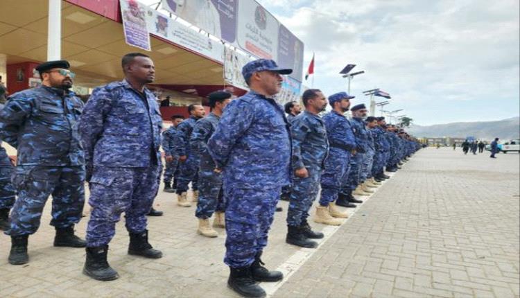 في وقفة احتجاجية.. ضباط وجنود أمن عدن يطالبون بانتظام صرف مرتباته..