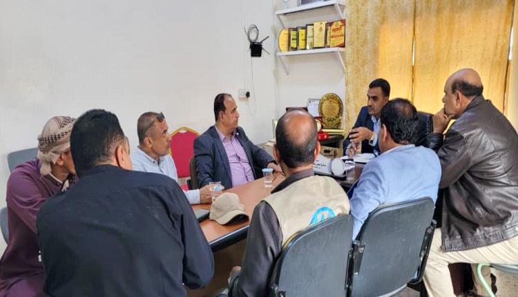 بتوجيه من الوزير السقطري 
المستشار الفني لوزارة الزراعة والأسماك يعقد اجتماع مع السلطة المحلية بمحافظة سقطرى 