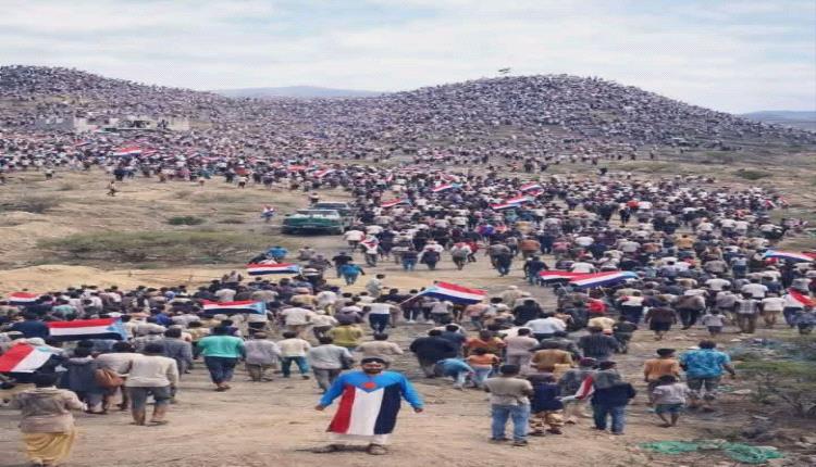 هذه الحشود الزاحفة نحو قمة الهضبة ليست للاحتفال بمناسبات عيدية، ولا لأداء طقوس دينية