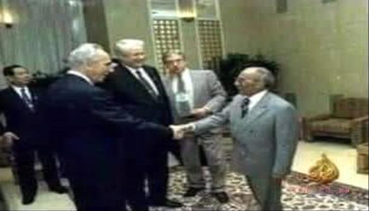 دكتور عبدالكريم الارياني وزير الخارجية الاسبق في زيارة 
خاطفة الى إسرائيل تل ابيب