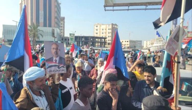 تجمع المواطنين في جولة السفينة استعدادا لمسيرة شعبية بعدن