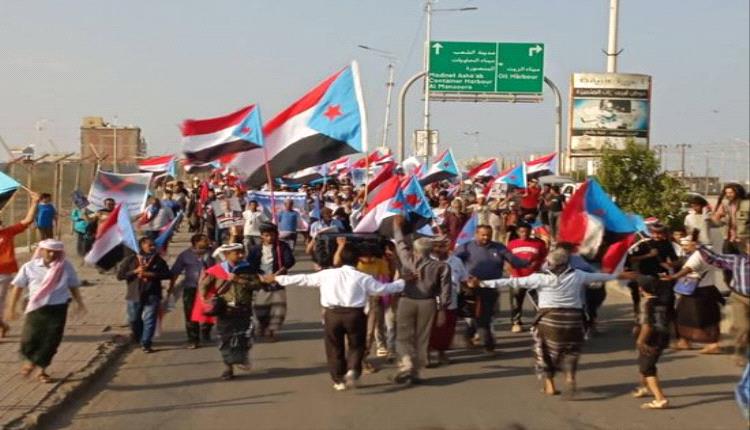 أبناء عدن يتضامنون مع ضحايا الاعتداء على متظاهري شبوة