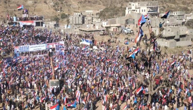 استمرار توافد الجماهير إلى ساحة مليونية الثبات في الضالع
