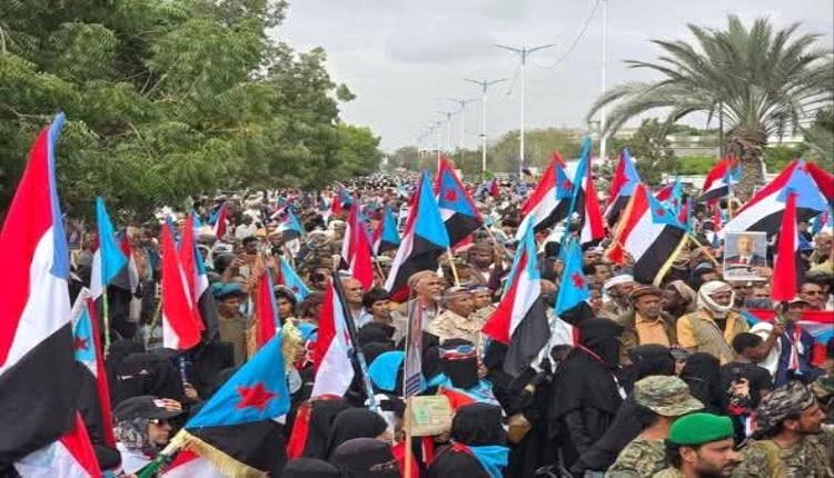 السعاودة و اصحاب البناكس مصممين أن الانتقالي لا يمثل شعب الجنوب
و إن مثلهم..فإنه يمثل جزء من هذا الشعب