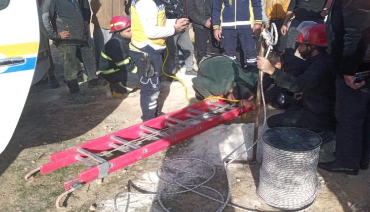 لحظة إنقاذ طفل عالق في بئر بعمق 30 مترا في سوريا