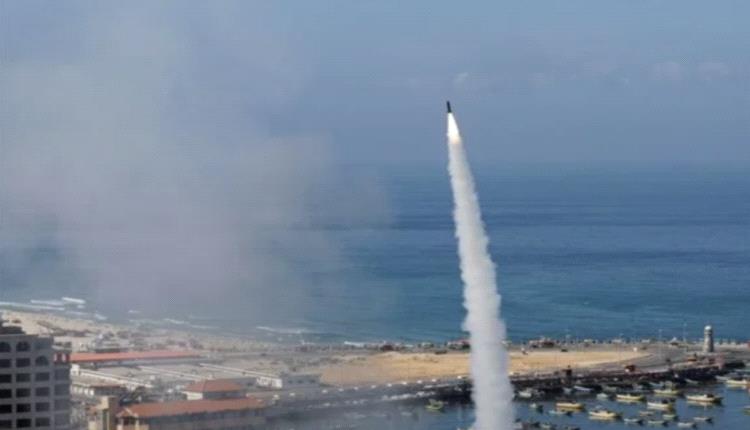 إيران تختبر صاروخ دفاع جوي بعيد المدى يطلق من البحر في مضيق هرمز