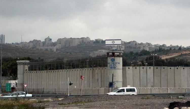 سجن عوفر الإسرائيلي يحرم الأسرى الفلسطينيين من الأذان والصيام مع بداية رمضان