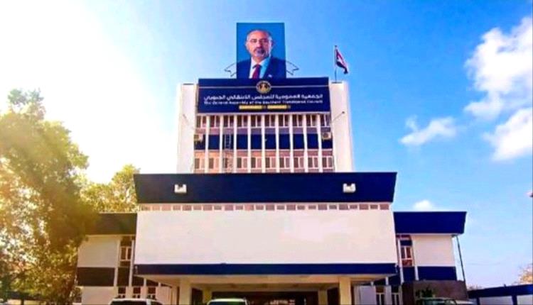 قوة عسكرية تغلق مبنى الجمعية الوطنية وتمنع دخول العاملين