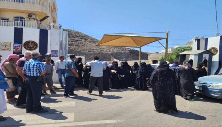 إغلاق مقار المجلس الانتقالي بعدن.. خطوة استفزازية تنذر بنيران غضب جنوبية