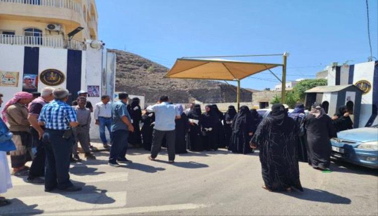 قوات العمالقة تمنع موظفي الأمانة العامة من دخول مقر عملهم في العاصمة عدن