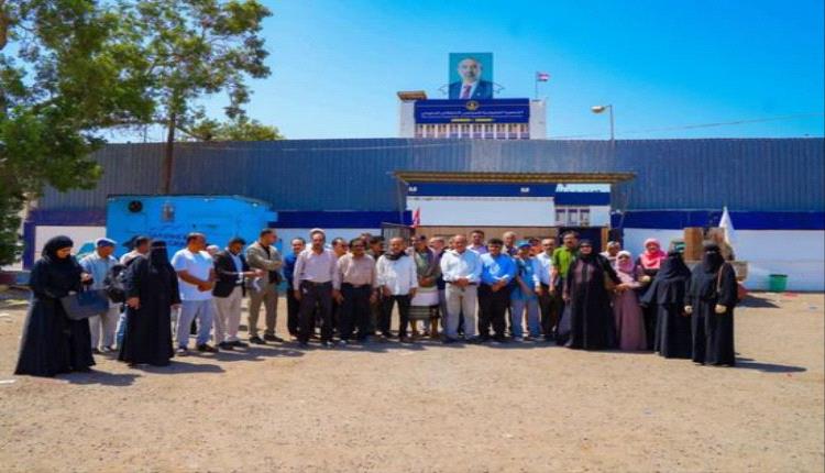 تجاوزٌ للخطوط الحمراء.. كيف يثير إغلاق مؤسسات المجلس الانتقالي زلزالًا سياسيًّا بعدن؟