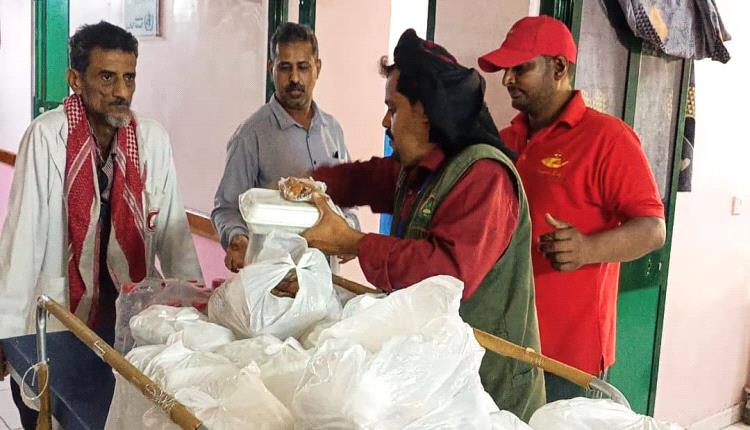 أفران عدن الخيرية تنفذ حملة توزع وجبات إفطار الصائم في مستشفى الصداقة بعدن 