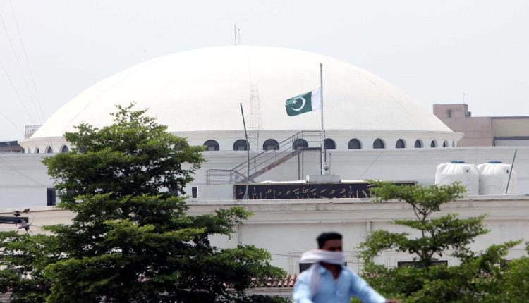 باكستان تعزز الأمن وتعتقل مسلحين بعد غارات على أفغانستان