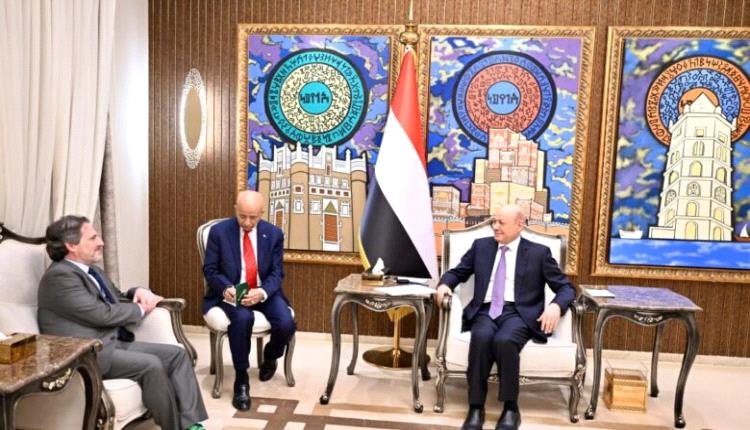 العليمي: لا عملية سياسية دون نزع سلاح المليشيات وتفكيك البنى العسكرية الموازية