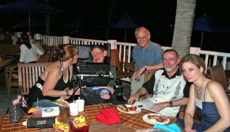 الغواصة السرية والجزيرة المحرمة.. وثائق إبستين تكشف صورا فاضحة قد تورط هوكينغ 