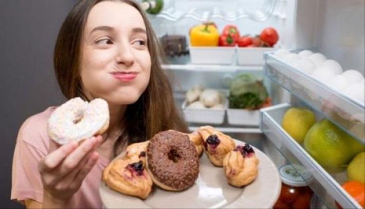 خطورة تناول السكريات قبل النوم