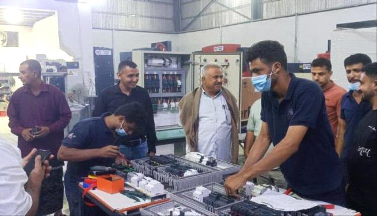 مكتب التعليم الفني بالعاصمة عدن يطّلع على تقنيات التصنيع وحلول الطاقة بمجموعة أبراج الضياء