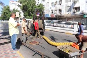 حملة طارئة لإصلاح شبكات الصرف الصحي في عدد من المديريات بالعاصمة عدن
