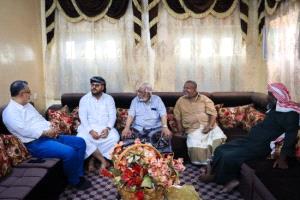 وفد انتقالي حضرموت يزور المناضل الأكتوبري باعثمان