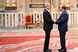 إعلام عبري: ترقب في إسرائيل إزاء تعزيز التعاون بين مصر وإيران وإعادة فتح السفارات