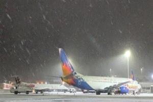 بسبب الثلوج.. فرنسا تطالب شركات الطيران بتقليص رحلاتها