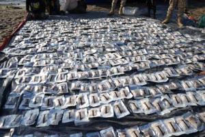 قوات العمالقة تضبط 450 ألف قرص كبتاجون وطاقم تهريب قبالة باب المندب