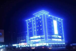 شرطة المنصورة: إصابة أحد أفراد القسم أثناء تعامل أمني مع حادثة في سوق توب سنتر.