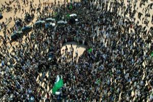 نجل القذافي يعلق على جنازة سيف الإسلام