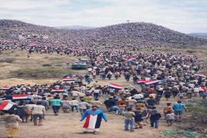هذه الحشود الزاحفة نحو قمة الهضبة ليست للاحتفال بمناسبات عيدية، ولا لأداء طقوس دينية