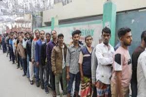 الناخبون يتوجهون إلى مراكز الاقتراع في بنغلادش في أول انتخابات بعد الإطاحة بحسينة