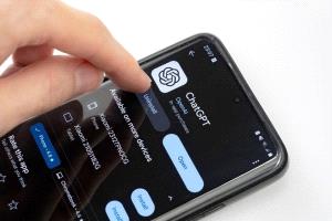 فتاة تستخدم ChatGPT لقتل رجلين بجرعات دوائية مميتة