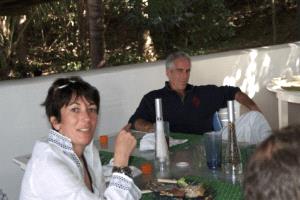 كشفت وثائق إبستين عن دور ماريا مانيوك مديرة وكالة "لاين 12" الأوكرانية في ترتيب اجتماعات بين عارضات أوكرانيات والشريك جان لوك برونيل.