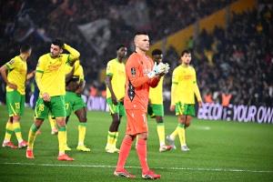 بطريقة الاحتيال.. لاعب يساعد زملاءه على الإفطار