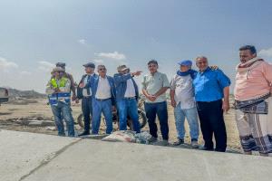 وفد من وزارة الزراعة والسلطة المحلية وفريق إعلامي من أبين يزورون مشروع سد حسان
